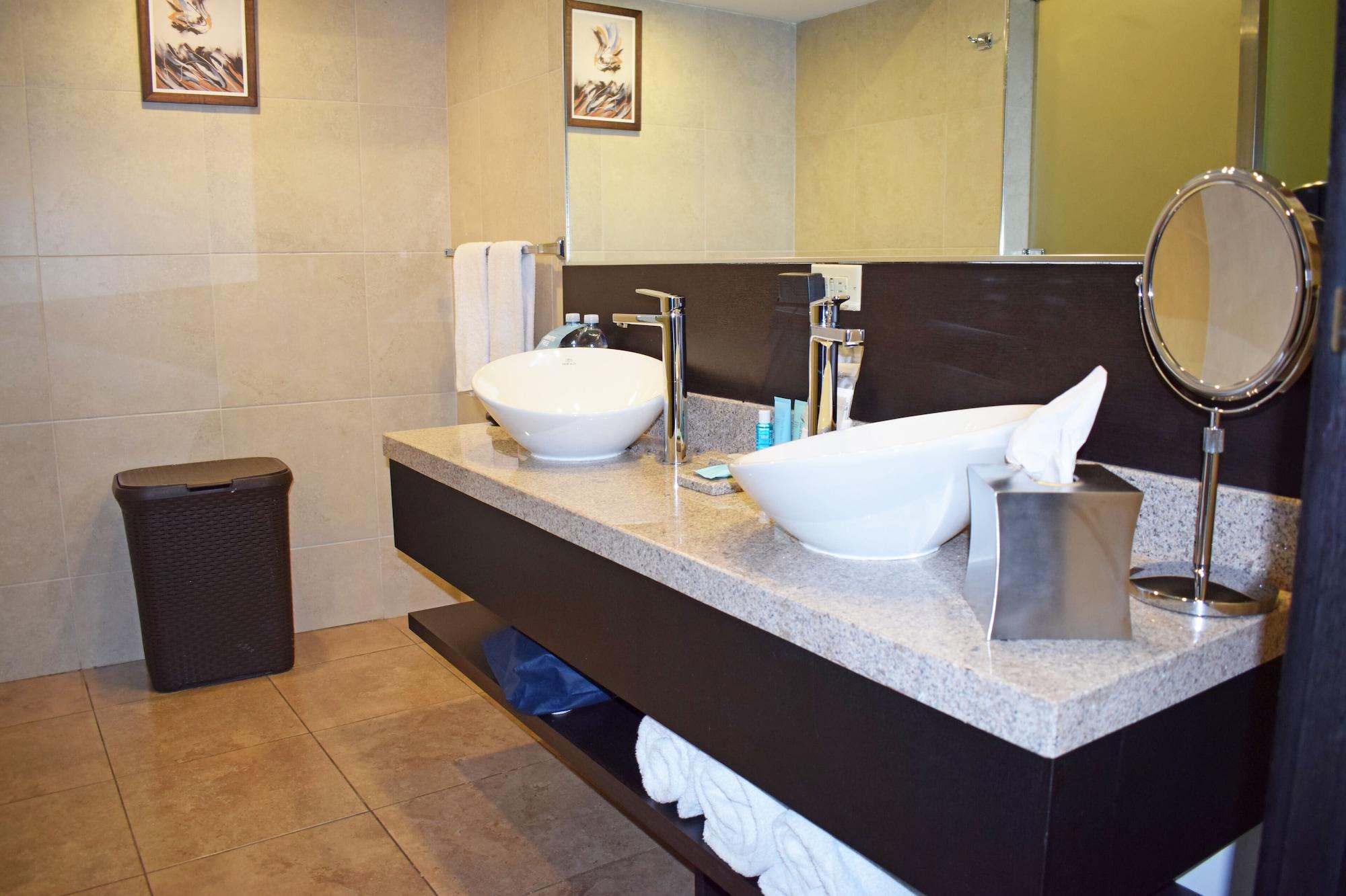 Four Points By Sheraton Cuenca Luaran gambar Bathroom in a hotel