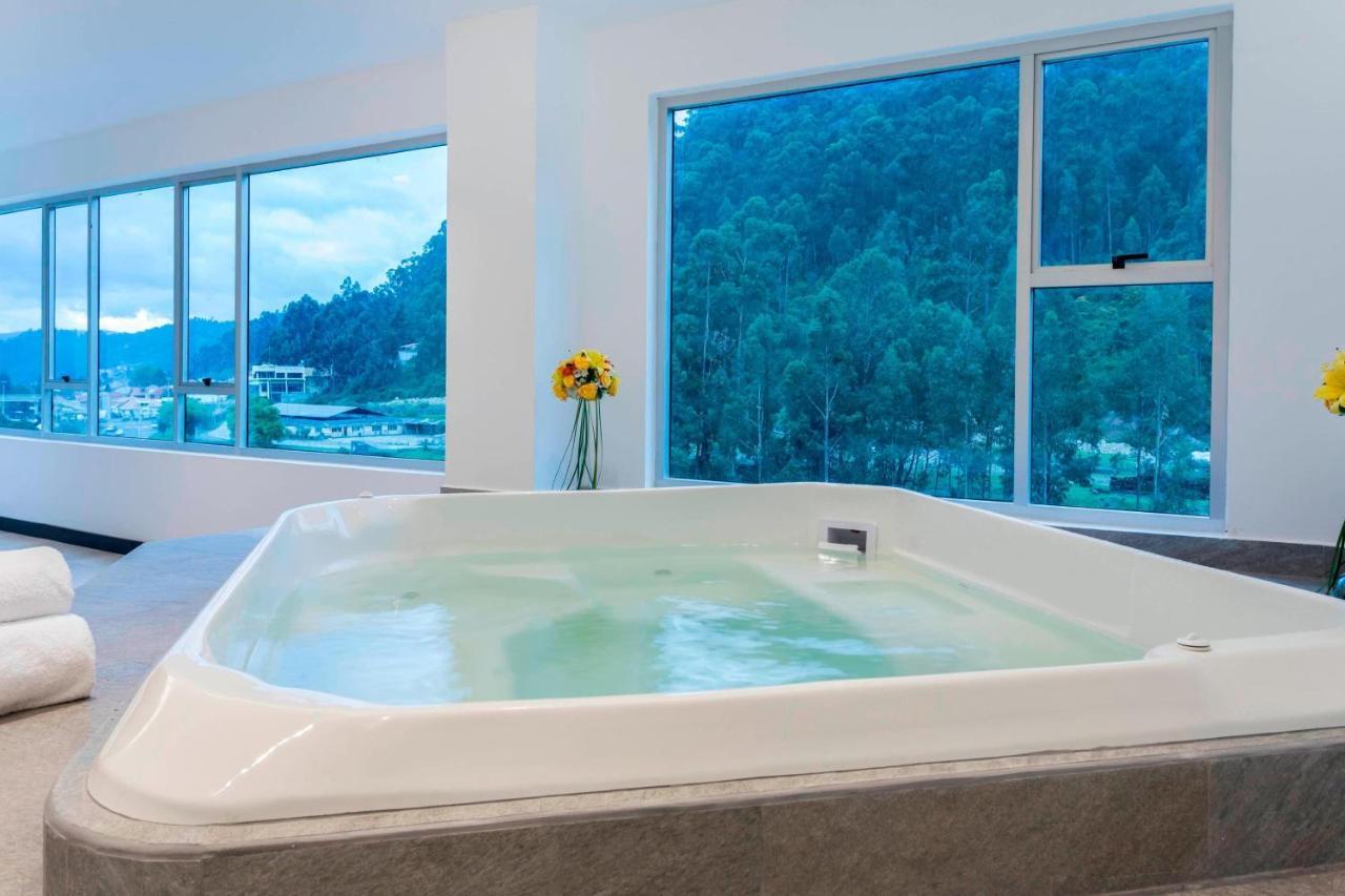Four Points By Sheraton Cuenca Luaran gambar A whirlpool bathtub