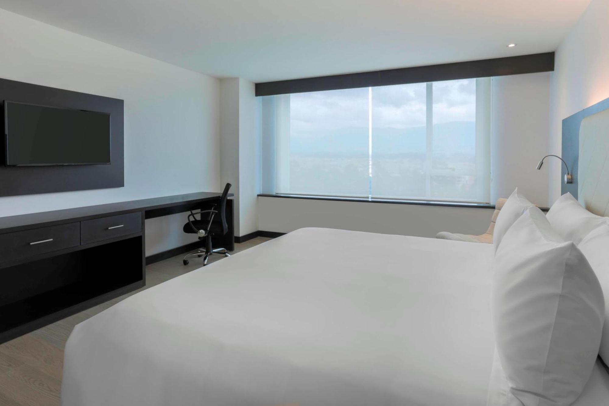 Four Points By Sheraton Cuenca Luaran gambar A room at the hotel