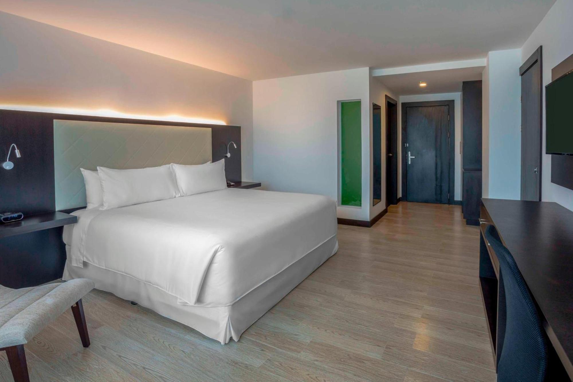 Four Points By Sheraton Cuenca Luaran gambar A room at the hotel