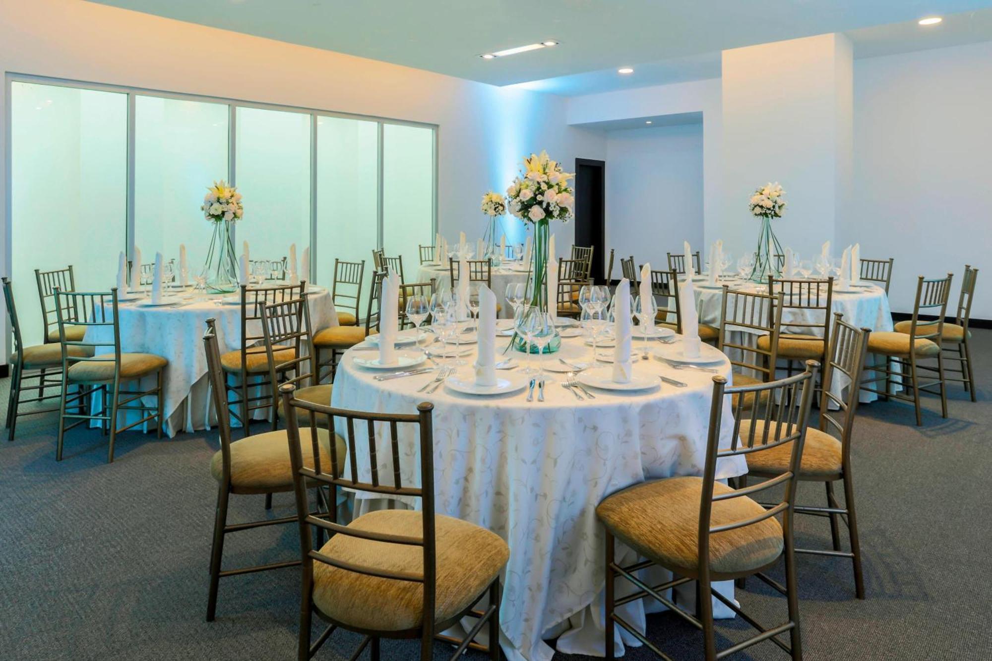 Four Points By Sheraton Cuenca Luaran gambar The interior of the ballroom