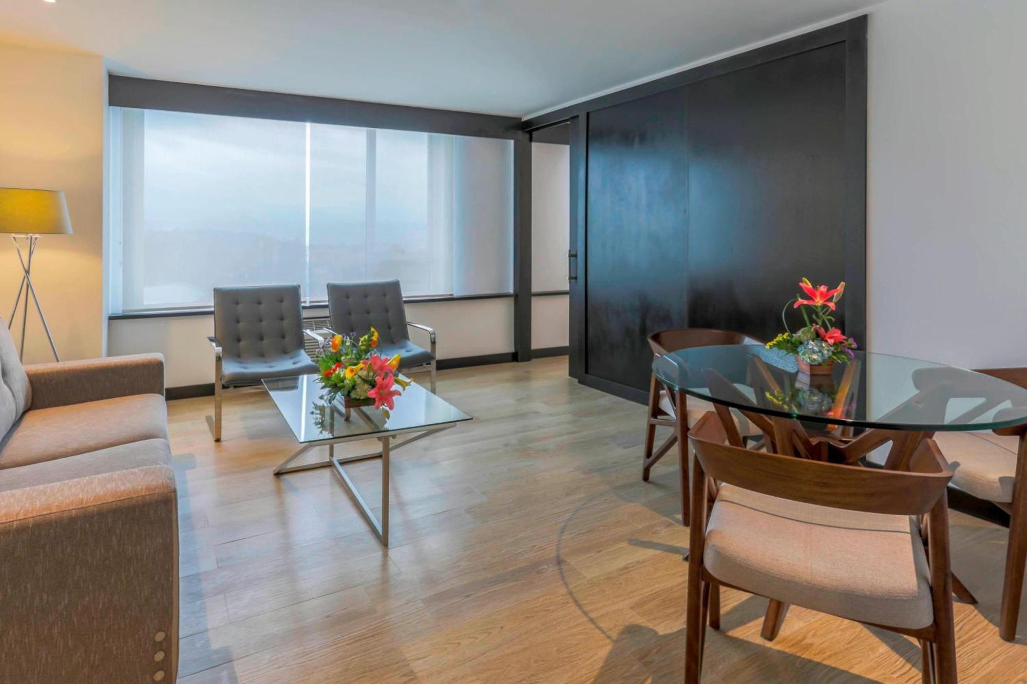 Four Points By Sheraton Cuenca Luaran gambar A suite at the hotel
