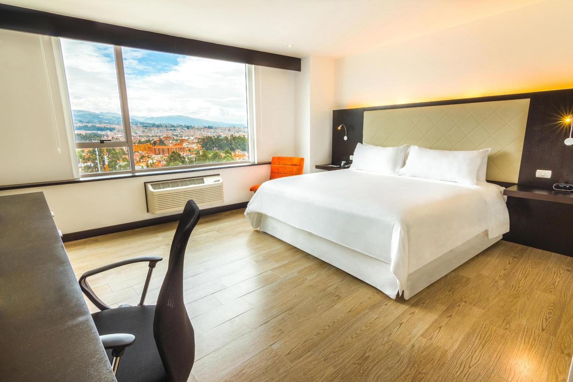 Four Points By Sheraton Cuenca Luaran gambar A room at the hotel