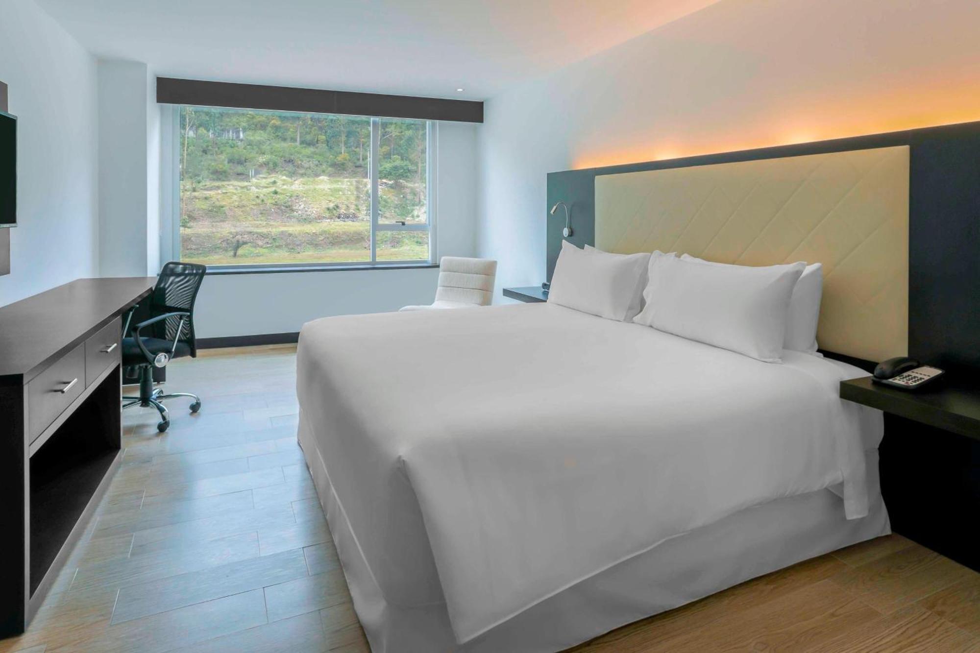 Four Points By Sheraton Cuenca Luaran gambar A room at the hotel