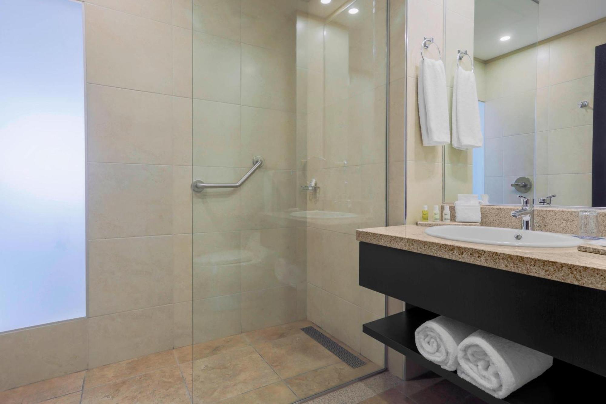 Four Points By Sheraton Cuenca Luaran gambar A shower with a glass door