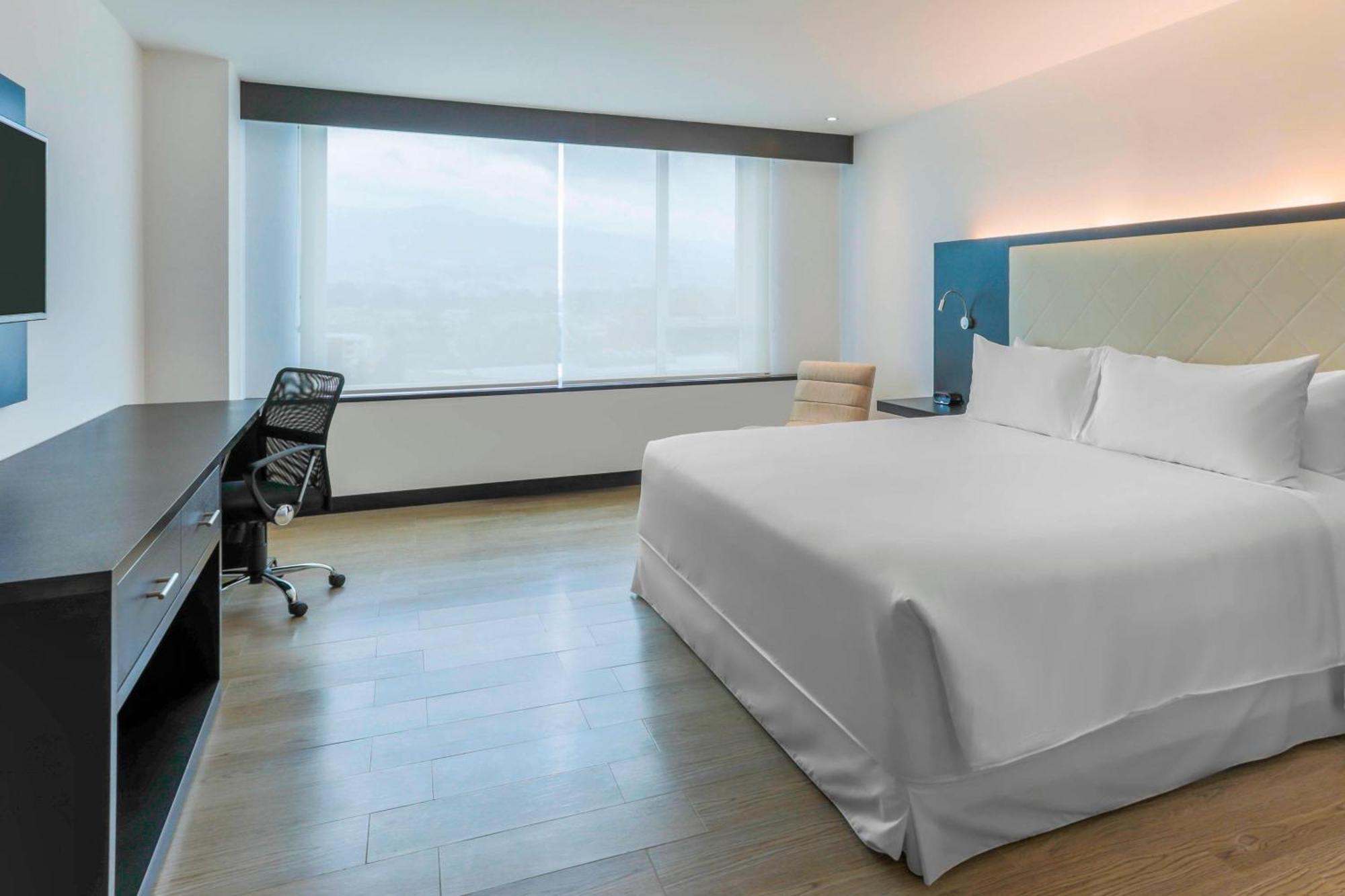 Four Points By Sheraton Cuenca Luaran gambar A room at the hotel